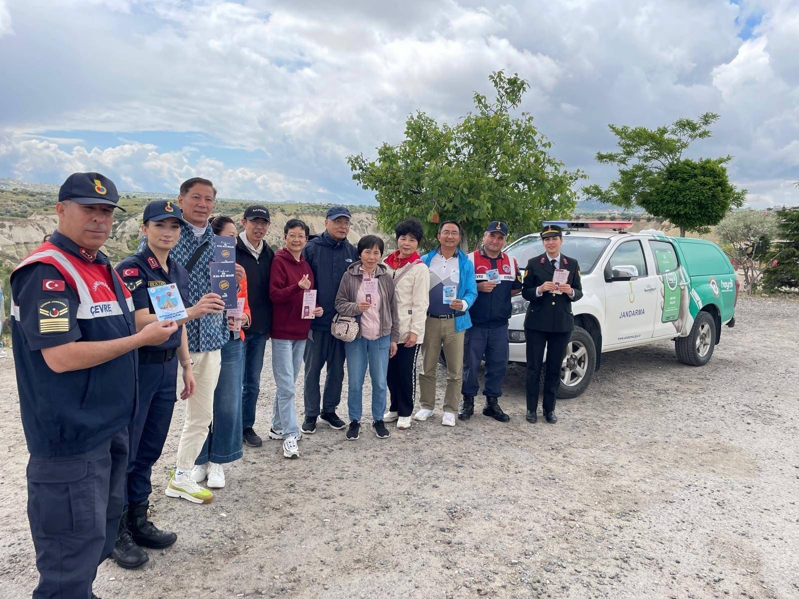 Nevşehir Jandarmasından Kapadokya’da Turistlere Çevre ve Hayvan Hakları Bilgilendirmesi